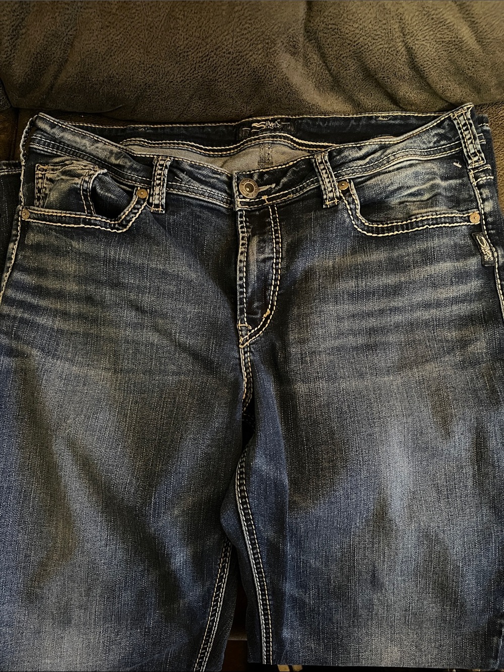 Silver Jeans Women's Boot-Cut Jeans in Dark Washed Blue with Contrast Stitching